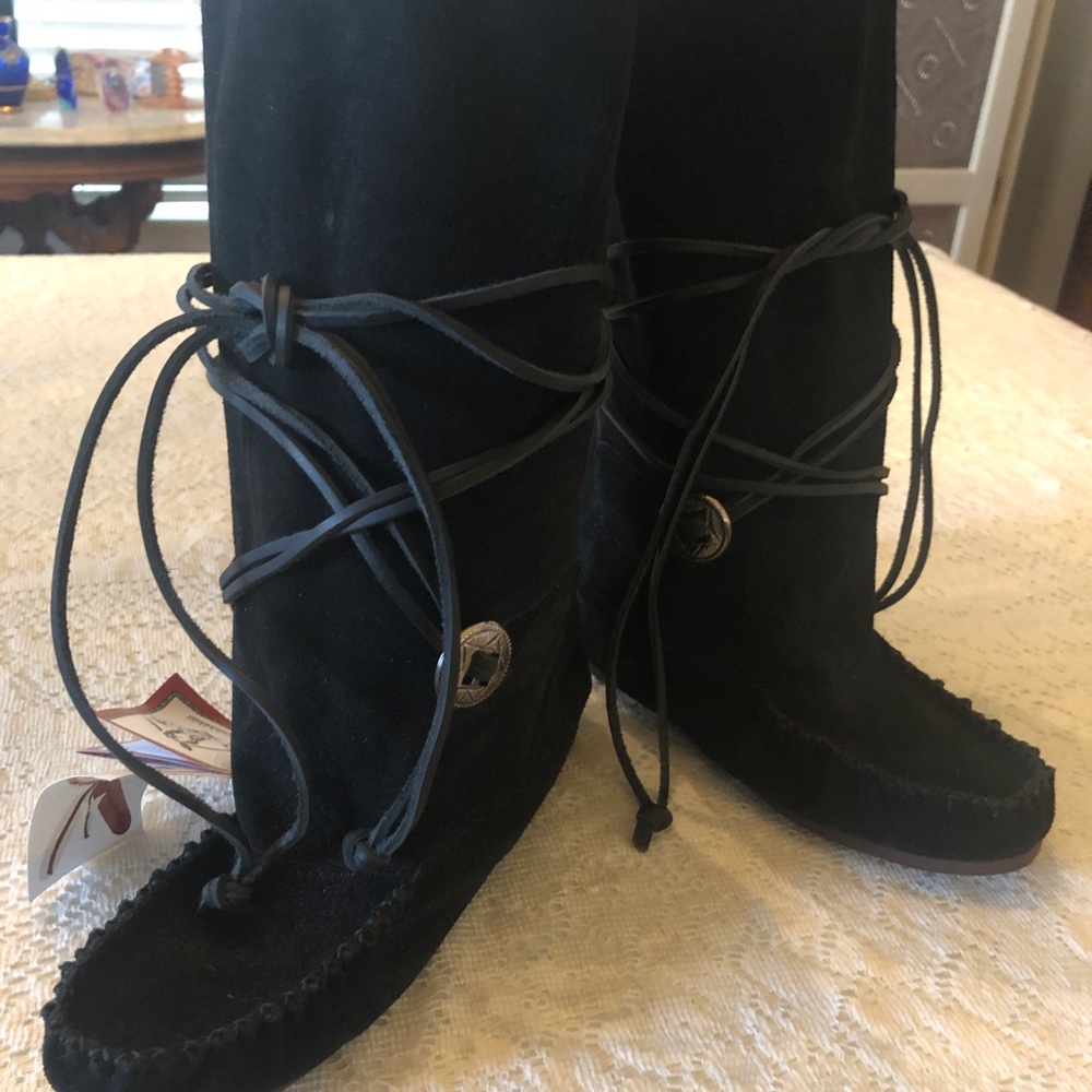 Beautiful Bastien Indusrty’s 100% Huron native “Hiawatha” Moccasin Boots. NWT